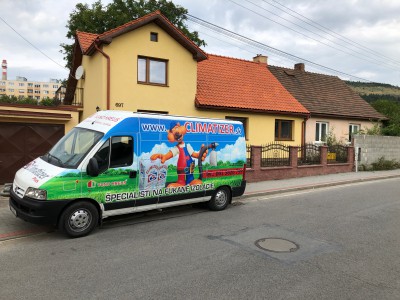 pohľad do motylíkovej dvojplášťovej strechy panelového domu, zdegradované sklenné vlákno ako bývalá stávajúca izolácia