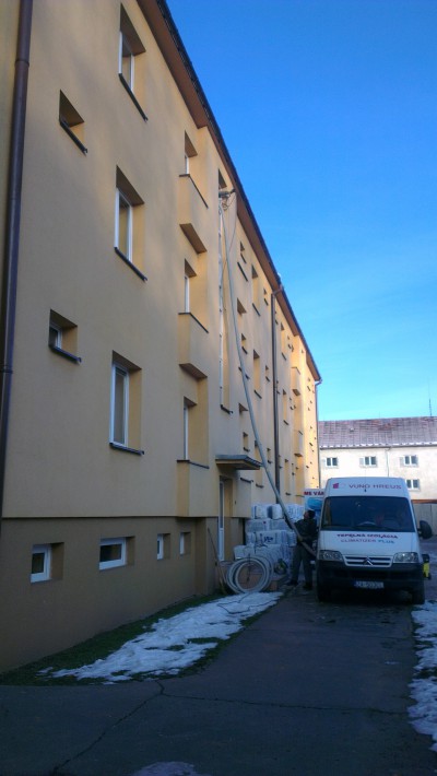 polyfunkčný objekt, ktorého medziplášť je vytvorený styčníkovou konštrukciou, zafúkaním vznikla monolitne zaizolovaná plocha