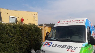 drevodom vytvorený sendvičovou konštrukciou zrubového vzhľadu