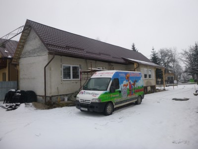 príprava konštrukcie pre zateplenie s podvesenou sadrokartónovou konštrukciou - všimnime si prípravy prerušenia tepelných mostov